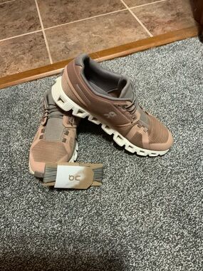 On Running Cloud Sneakers in Dusty Rose and Gray